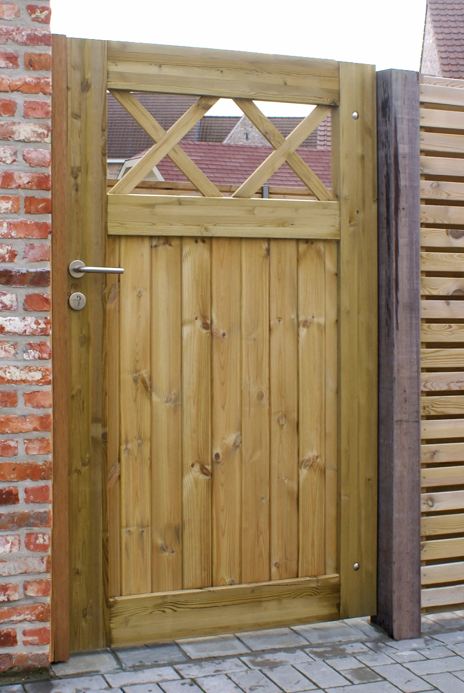 Tuinpoort van ge&iuml;mpregneerd grenenhout